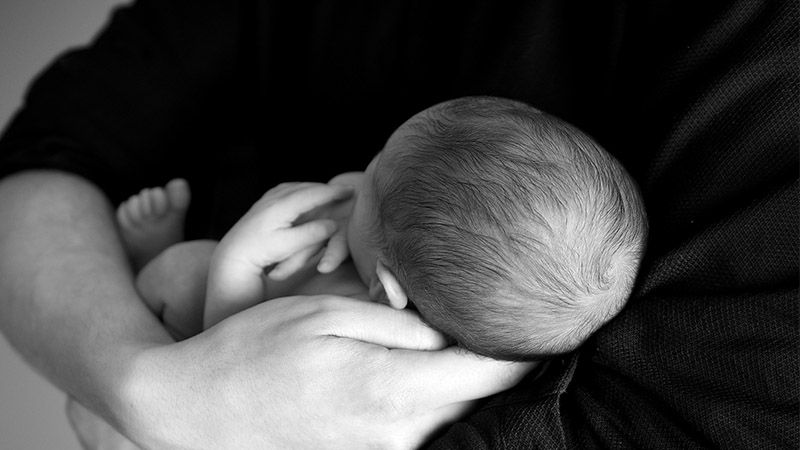Nama bayi perempuan modern - Bayi digendong